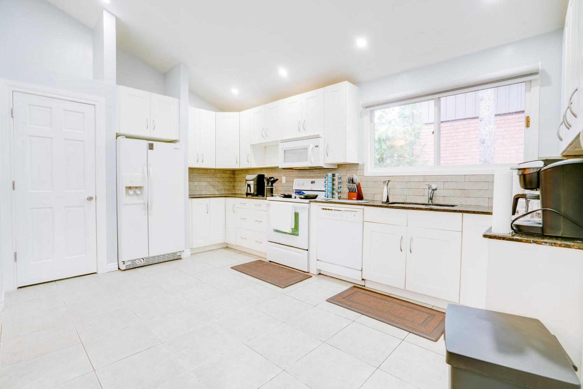 Furnished Family Home Near Toronto - Great Location Game Room - Backyard - Parking & Self Checkin Pickering Exteriör bild